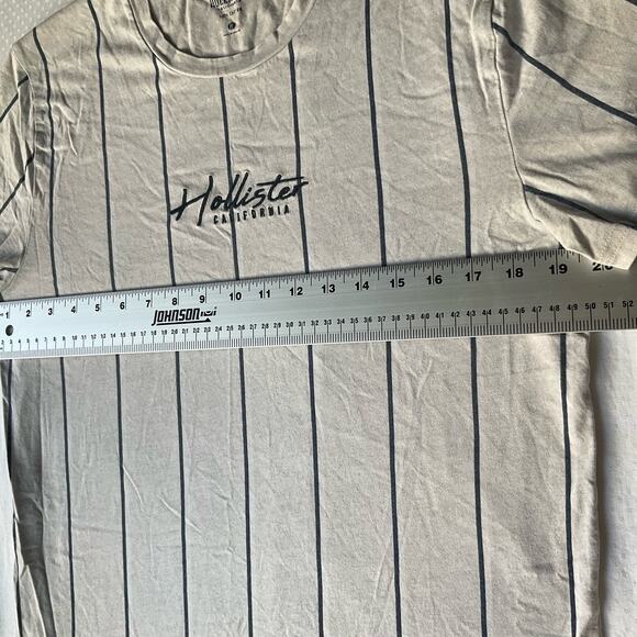 Hollister Women’s Short Sleeve Screw Neck T-shirt size M, Gray Stripes - Picture 2 of 6